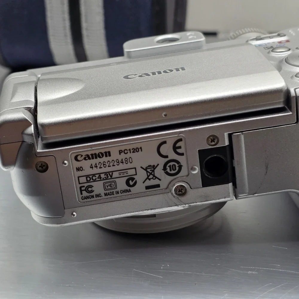Canon PowerShot A630 8.0 MP Digital Camera 8MP 4x Opyical Zoom Silver W. Case